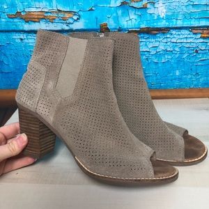 Toms Women's Suede Ankle Booties Taupe Gray Peep Toe Zip Stacked Heels Size 9